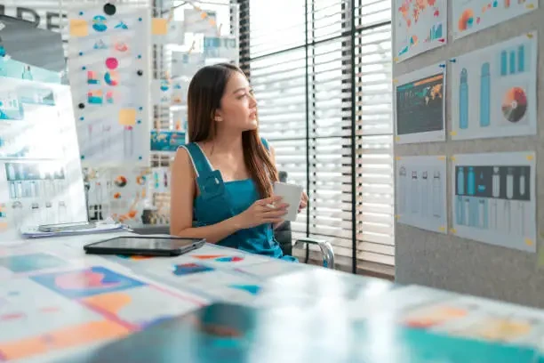 %EC%9E%90%EC%8B%A0%EA%B0%90-%ED%81%AC%EB%A6%AC%EC%97%90%EC%9D%B4-%ED%8B%B0%EB%B8%8C-%EC%97%90%EC%9D%B4%EC%A0%84%EC%8B%9C-%EC%95%84%EC%8B%9C%EC%95%84-%EC%97%AC%EC%84%B1-%EC%A0%9C%ED%92%88-%EB%94%94%EC%9E%90%EC%9D%B4%EB%84%88-%ED%95%AB-%EB%8D%B0%EC%8A%A4%ED%81%AC%EC%97%90%EC%84%9C-%EC%9D%BC%ED%95%98%EA%B3%A0-%EC%95%89%EC%95%84-%EB%AF%B8%EC%86%8C-%EC%9D%B8%EB%AC%BC-%EC%82%AC%EC%A7%84-%ED%98%84%EB%8C%80-%EC%8A%A4%ED%8A%9C%EB%94%94%EC%98%A4-%EC%9B%8C%ED%81%AC%EC%83%B5-%EC%82%AC%EB%AC%B4%EC%8B%A4%EC%97%90%EC%84%9C-%EC%9D%BC%ED%95%98%EB%8A%94-%EB%8F%99%EC%95%88-%EC%B4%AC%EC%98%81-%EC%A2%85%EC%9D%B4-%EC%B0%A8%ED%8A%B8%EC%99%80-%EA%B7%B8%EB%9E%98%ED%94%BD.webp?a=1&b=1&s=612x612&w=0&k=20&c=mTTEs4uN4d9oF3DWGFNpF0DT7RcI7Lr4o2nWt_HhGpo=