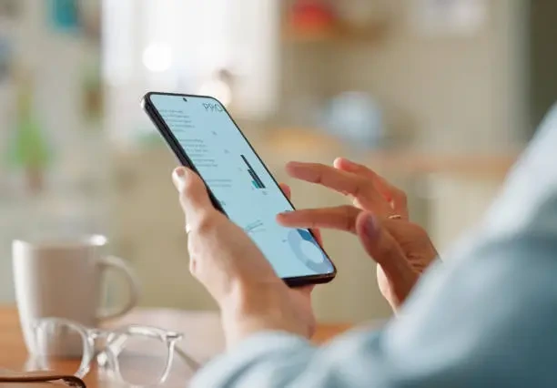 %EC%A0%84%EC%9E%90-%EC%83%81%EA%B1%B0%EB%9E%98-%EB%8D%B0%EC%9D%B4%ED%84%B0-%EB%B6%84%EC%84%9D-%EB%B0%8F-%EC%95%94%ED%98%B8-%ED%99%94%ED%8F%90%EB%A5%BC-%EC%9C%84%ED%95%B4-%EC%A0%84%ED%99%94%EB%A5%BC-%EA%B0%80%EC%A7%84-%EC%82%AC%EB%9E%8C%EC%9D%98-%EA%B7%B8%EB%9E%98%ED%94%84-%ED%99%94%EB%A9%B4-%EB%B0%8F-%EC%86%90-%ED%95%80%ED%85%8C%ED%81%AC-%EC%98%A8%EB%9D%BC%EC%9D%B8-%EA%B8%88%EC%9C%B5-%EB%B0%8F-%EC%8A%A4%EB%A7%88%ED%8A%B8-%ED%8F%B0%EC%9D%98-%EC%97%AC%EC%84%B1%EC%9D%80-%ED%86%B5%EA%B3%84-%EC%B0%A8%ED%8A%B8-%EB%B0%8F-%EC%9D%B4%EC%9D%B5-%EB%98%90%EB%8A%94-%EB%B3%B4%EB%84%88%EC%8A%A4%EC%97%90-%EB%8C%80%ED%95%9C.webp?a=1&b=1&s=612x612&w=0&k=20&c=awBwc5GRqTroiMMgHl2NGMLotTNKpK1KCtP-FbB3v1c=