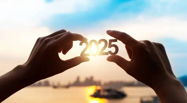 %EC%9D%BC%EC%B6%9C-%ED%95%98%EB%8A%98%EC%97%90%EC%84%9C-%EB%8F%84%EC%8B%9C%EB%A5%BC-%EB%B0%B0%EA%B2%BD%EC%9C%BC%EB%A1%9C-%EC%88%AB%EC%9E%90-2025%EB%A5%BC-%EB%93%A4%EA%B3%A0-%EC%9E%88%EB%8A%94-%EC%86%90.webp?a=1&b=1&s=612x612&w=0&k=20&c=PtMZfNcDIIyz7lXNz28yS5nQ_OXSK9tmX3-pK7zD5UY=