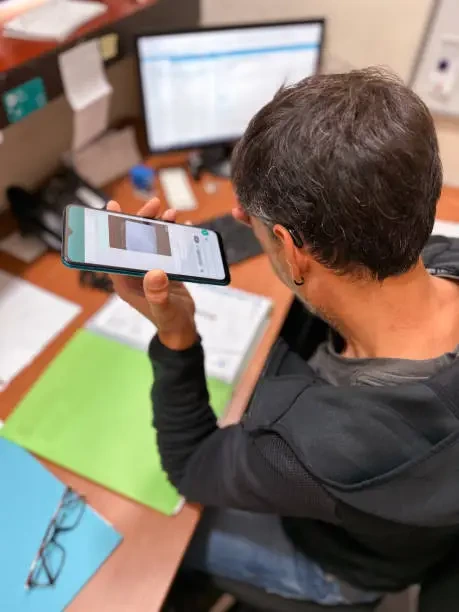 %EB%B3%B4%EC%B2%AD%EA%B8%B0%EB%A5%BC-%EC%B0%A9%EC%9A%A9%ED%95%9C-%EC%B2%AD%EA%B0%81-%EC%9E%A5%EC%95%A0%EC%9D%B8%EC%9D%B4-%ED%9C%B4%EB%8C%80%ED%8F%B0%EC%9C%BC%EB%A1%9C-%EC%9D%8C%EC%84%B1-%EB%A9%94%EC%9D%BC-%EB%A9%94%EC%8B%9C%EC%A7%80%EB%A5%BC-%EB%93%A3%EA%B3%A0-%EC%9E%88%EC%8A%B5%EB%8B%88%EB%8B%A4.webp?a=1&b=1&s=612x612&w=0&k=20&c=Oj_zNC-yoYChbmRxI4835Ae19Quz6Z-HWB1GDCZ55YQ=