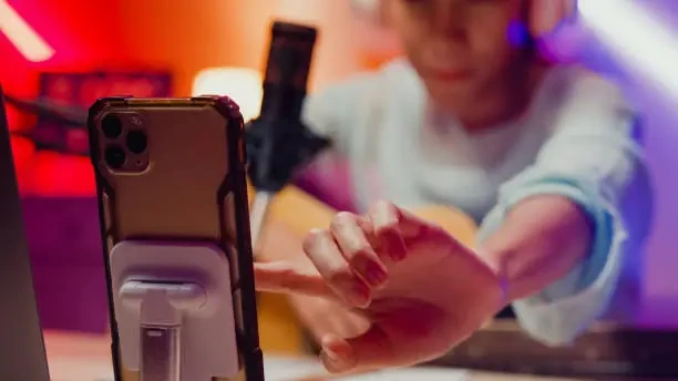 %ED%81%B4%EB%A1%9C%EC%A6%88%EC%97%85-%ED%95%B4%ED%94%BC-%EC%95%84%EC%8B%9C%EC%95%84-%EC%86%8C%EB%85%80-%EC%9D%B8%ED%94%8C%EB%A3%A8%EC%96%B8%EC%84%9C%EB%8A%94-%EA%B8%B0%ED%83%80-%EB%A0%88%EC%BD%94%EB%93%9C-%ED%8C%9F%EC%BA%90%EC%8A%A4%ED%8A%B8%EC%99%80-%ED%97%A4%EB%93%9C%ED%8F%B0%EC%9D%84-%EC%B0%A9%EC%9A%A9-%EC%98%A8%EC%97%90%EC%96%B4-%EC%98%A8%EB%9D%BC%EC%9D%B8-%EB%9D%BC%EC%9D%B4%EB%B8%8C-%EC%8A%A4%ED%8A%B8%EB%A6%AC%EB%B0%8D-%ED%86%A0%ED%81%AC-%ED%8C%94%EB%A1%9C%EC%9B%8C-%EB%8C%93%EA%B8%80-%EB%B0%8F-%ED%99%88-%EC%8A%A4%ED%8A%9C%EB%94%94%EC%98%A4%EC%97%90%EC%84%9C-%EC%A0%84%ED%99%94%EB%A1%9C-%EC%B2%AD%EC%A4%91.webp?a=1&b=1&s=612x612&w=0&k=20&c=juIP-IDQ_yUq0MzQe1yR4tfMqdGl3Qgj5bBZ3wk2ovg=