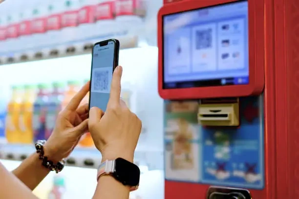 %EC%B5%9C%EC%8B%A0-%EC%9E%90%EB%8F%99-%ED%8C%90%EB%A7%A4%EA%B8%B0-%EC%9D%B8%ED%84%B0%ED%8E%98%EC%9D%B4%EC%8A%A4%EC%97%90%EC%84%9C-qr-%EC%BD%94%EB%93%9C%EB%A5%BC-%EC%8A%A4%EC%BA%94%ED%95%98%EB%8A%94-%EC%82%AC%EC%9A%A9%EC%9E%90.webp?a=1&b=1&s=612x612&w=0&k=20&c=_BRZhxcpyAuaNfIVAeKuN71u-uetH640sOYIDtrMbys=