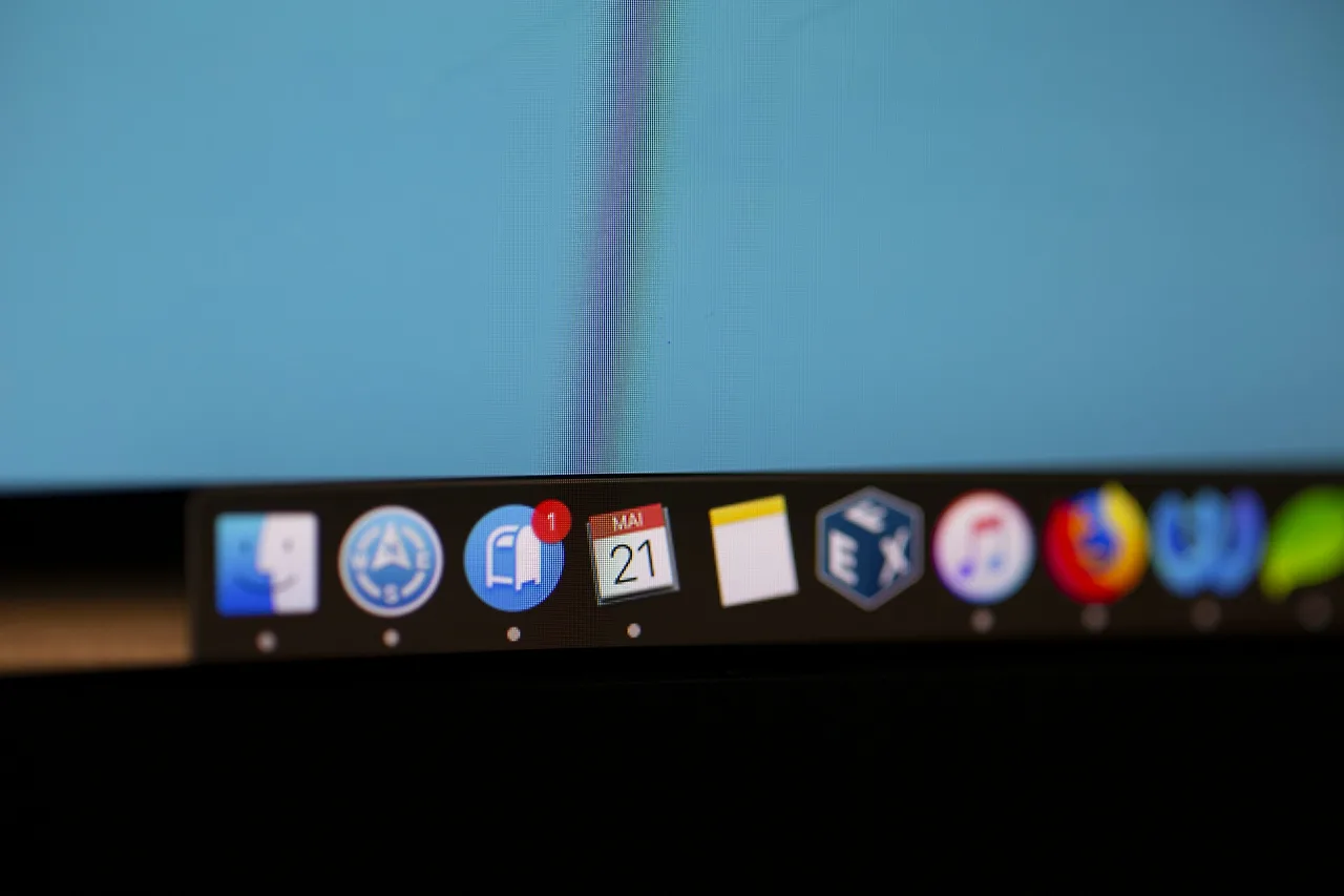 photo-1558942077-32bb54aac140?fm=jpg&q=60&w=3000&ixlib=rb-4.0.3&ixid=M3wxMjA3fDB8MHxzZWFyY2h8M3x8YXBwbGUlMjBPU3xlbnwwfHwwfHx8MA%3D%3D