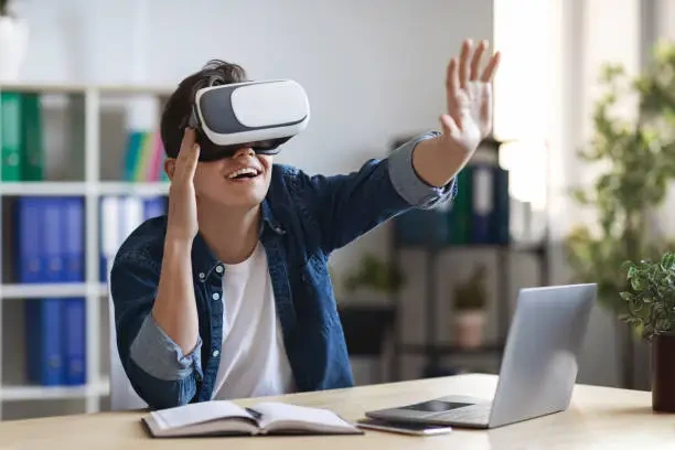 vr-%EC%95%88%EA%B2%BD%EC%9D%84-%EC%93%B4-%EC%A0%8A%EC%9D%80-%EB%82%A8%EC%9E%90%EA%B0%80-%EC%A7%81%EC%9E%A5%EC%97%90-%EC%95%89%EC%95%84-%EA%B0%80%EC%83%81-%ED%99%94%EB%A9%B4%EC%9D%84-%EB%A7%8C%EC%A7%80%EA%B3%A0-%EC%9E%88%EB%8B%A4.webp?a=1&b=1&s=612x612&w=0&k=20&c=9WZwqSTBuaq3PYx1UcVDbvDuaDdBZSrgaQo8xarEaxQ=