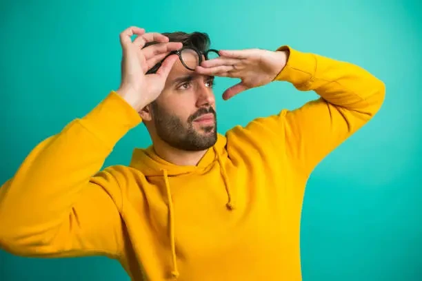 %EC%88%98%EC%97%BC%EA%B3%BC-%EC%95%88%EA%B2%BD%EC%9D%84-%EC%93%B4-%EC%9E%98%EC%83%9D%EA%B8%B4-%EC%9B%83%EB%8A%94-%EB%82%A8%EC%9E%90%EC%9D%98-%EC%B4%88%EC%83%81%ED%99%94.webp?a=1&b=1&s=612x612&w=0&k=20&c=38-R2kfIlz9x93A7nRJ5J8l6BDQHtZDhthZZzUv6A3c=