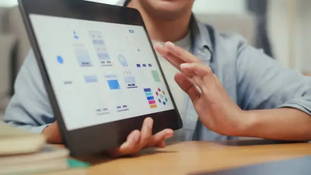 %EB%94%94%EC%A7%80%ED%84%B8-%ED%83%9C%EB%B8%94%EB%A6%BF%EC%97%90%EC%84%9C-ui-ux%EB%A5%BC-%ED%83%90%EC%83%89%ED%95%98%EB%8A%94-%EA%B7%B8%EB%9E%98%ED%94%BD-%EB%94%94%EC%9E%90%EC%9D%B4%EB%84%88.webp?a=1&b=1&s=612x612&w=0&k=20&c=21WvOsm6wwaTLscTfya_nDfF9BsPeKVyaKR5Kcuyekc=