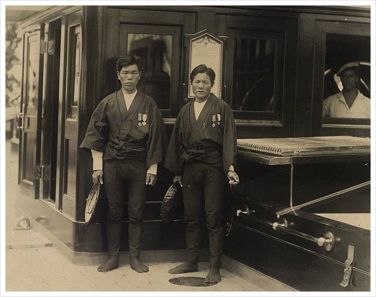 800px-Rikshas_from_Otsu.jpg?type=w1