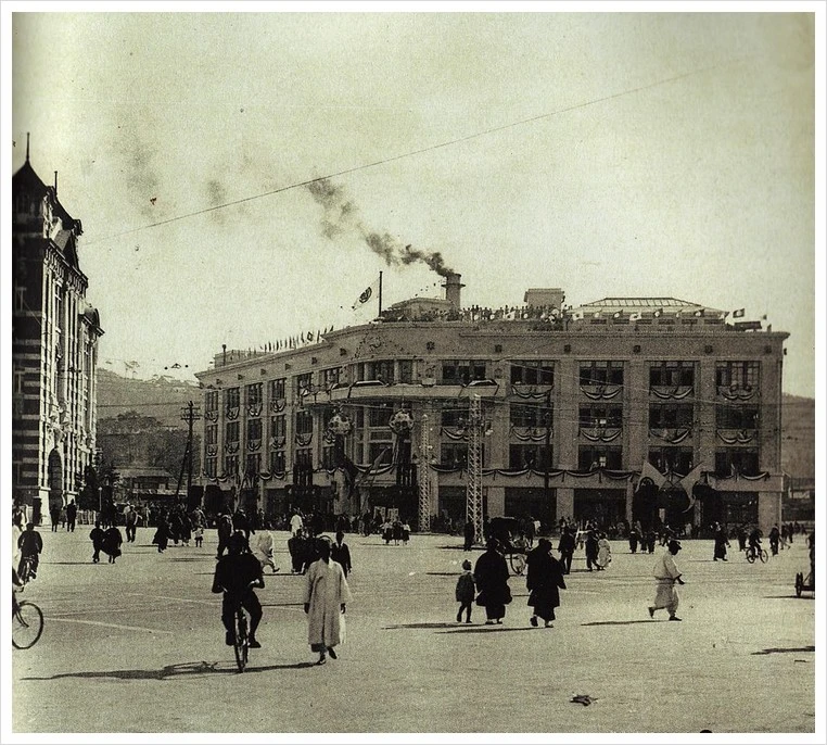 1024px-Mitsukoshi_Department_Store%2C_Keij%C5%8D.jpg?type=w1