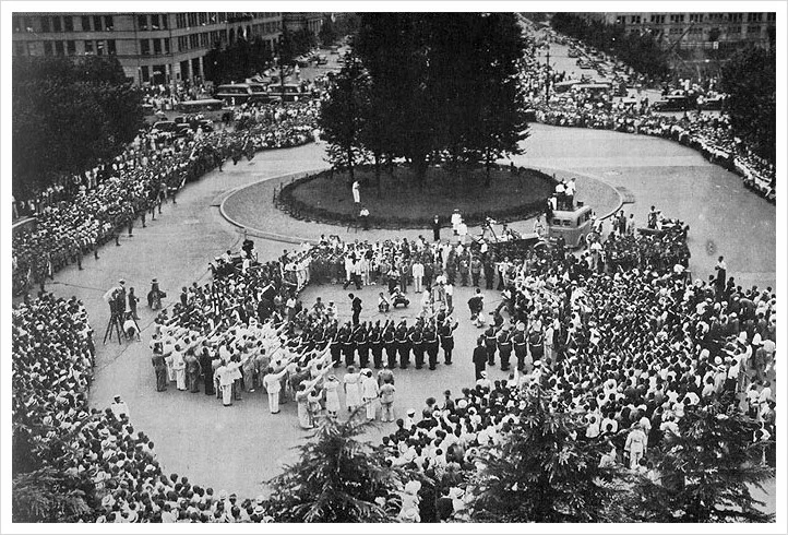 Japanese_crowds_welcoming_Hitlerjugend_in_front_of_T%C5%8Dky%C5%8D_Station_1938.jpg?type=w2