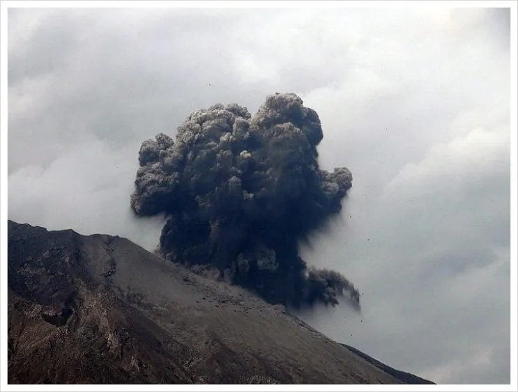 Sakurajima_eruptions_8_Dec__2014%2C_JST_13-44-18.JPG?type=w2