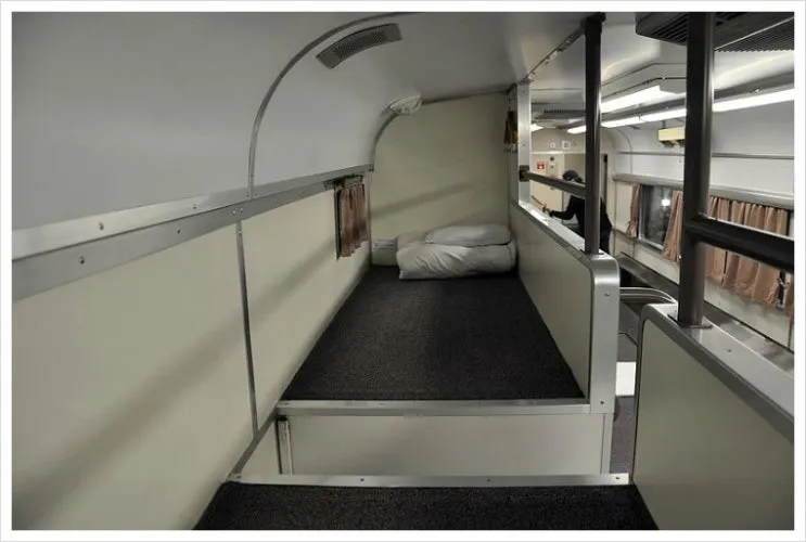 800px-JR_Hokkaido_night_train_express_Hamanasu__Carpet-car__%28second_floor_seat%29.jpg?type=w2