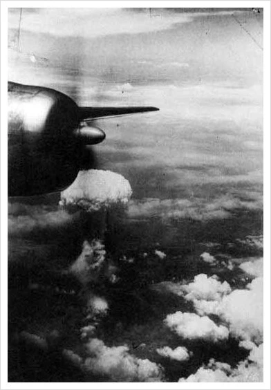 Atomic_cloud_over_Nagasaki_from_B-29.jpg?type=w1