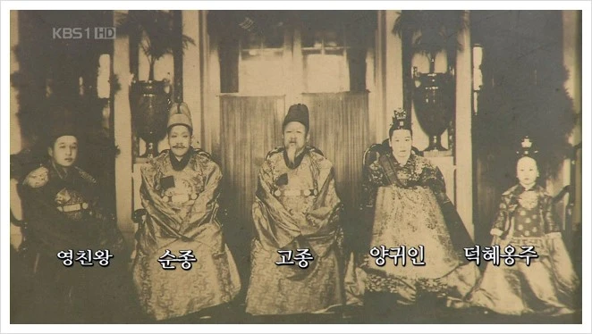 8.15%C6%AF%C1%FD%B4%D9%C5%A5_-_%C1%B6%BC%B1%C8%B2%C1%B7_%C0%CC%BF%EC%2C_%B1%D7%B4%C2_%BF%D6_%BE%DF%BD%BA%C4%ED%B4%CF%BF%A1_%C0%D6%B4%C2%B0%A1.070814.HDTV.XviD-Ental.avi_000464363.jpg?type=w2