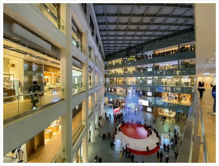 1280px-KITTE_Marunouchi_Atrium_201912.jpg?type=w2