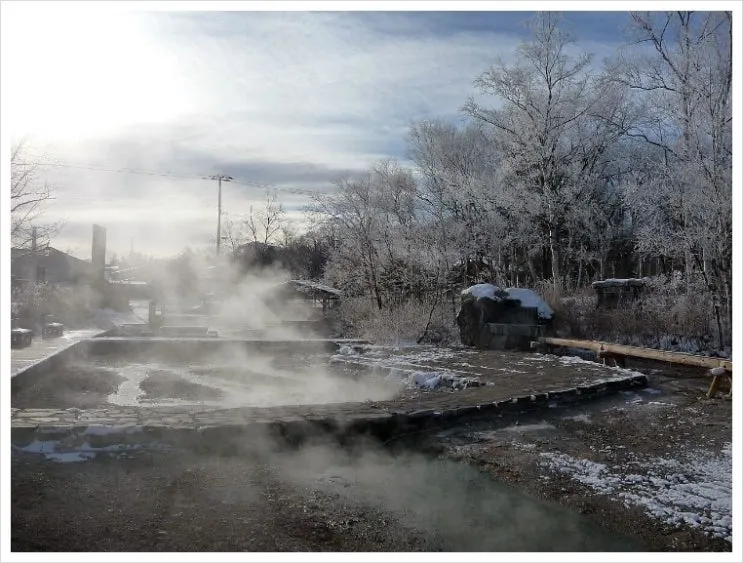 1280px-Hot_spring_River_in_the_Kawayu_spa.jpg?type=w2