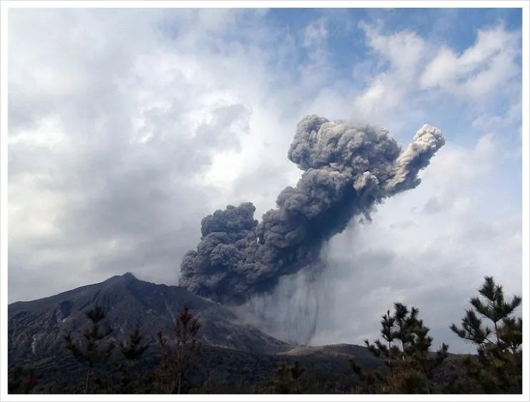 Sakurajima_eruptions_8_Dec__2014%2C_JST_13-45-26.JPG?type=w2