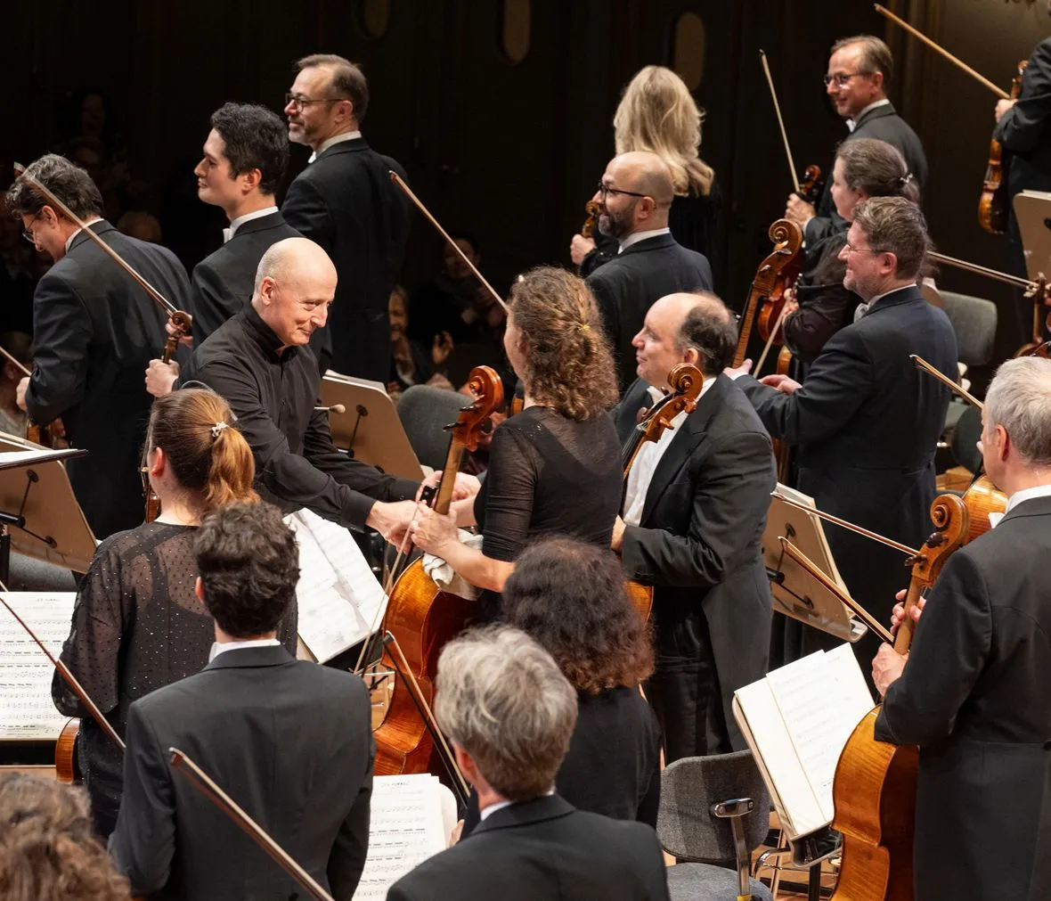 2024-tonhalle-zurich-applaus-pj-c-gaetan-bally-hero:7by6?wid=1180&hei=1011&bfc=off&qlt=80