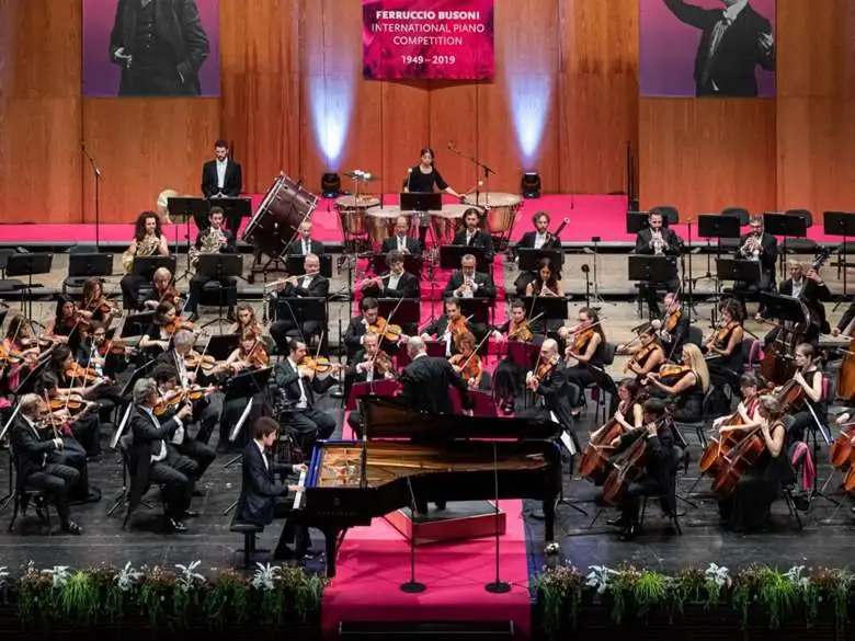 busoni-emanuil-ivanov_prizewinner-2019_c_luca-guadagnini.jpeg?&width=780&quality=60