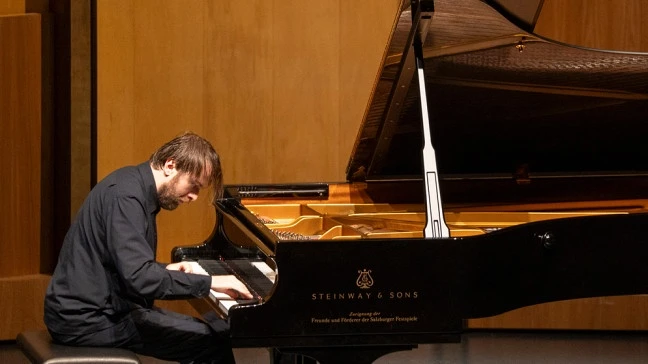 trifonov-salzburger-festspiel-2025-konzert-100~_h-364_v-img__16__9__xl_w-648_-be6819cc57a5436fe2e22755fd9495d5c6ac08f6.jpg?version=59ddb