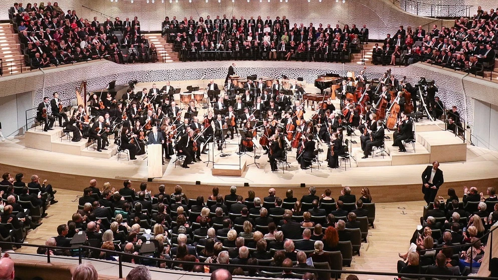 saal-elbphilharmonie-100~_v-img__16__9__xl_-d31c35f8186ebeb80b0cd843a7c267a0e0c81647.jpg?version=210d6