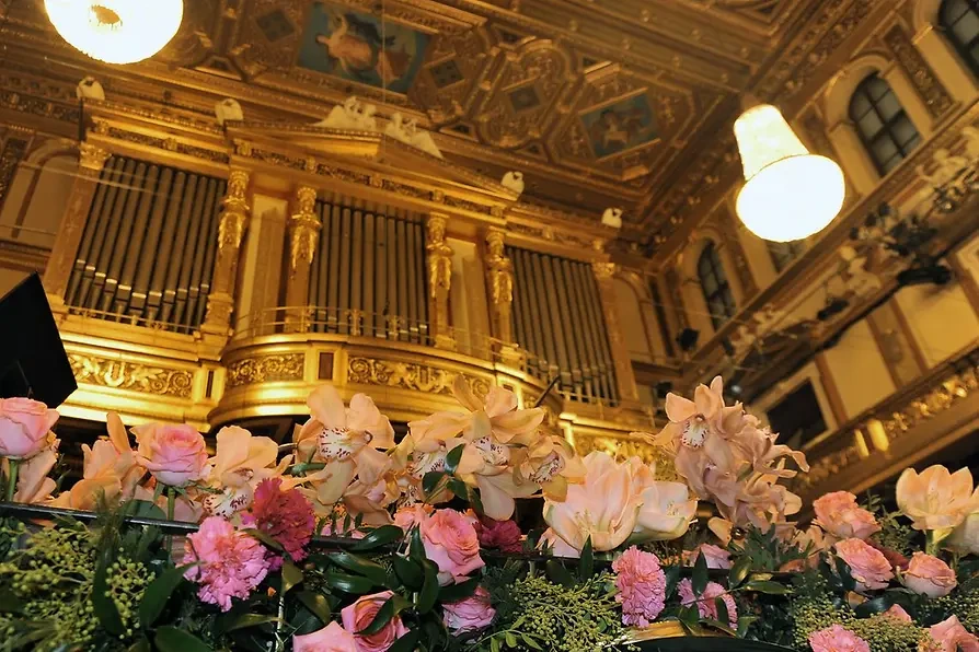 neujahrskonzert-der-wiener-philharmoniker-goldener-saal-musikverein-blumenschmuck.webp