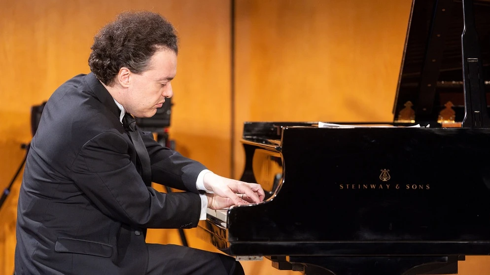 evgeny-kissin-100~_v-img__16__9__xl_-d31c35f8186ebeb80b0cd843a7c267a0e0c81647.jpg?version=9640a