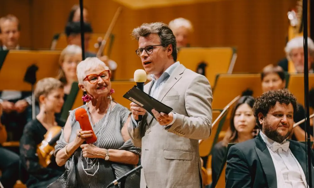 2023-tmc_preisverleihung_marina-mahler_jakub-hrusa_c_marian-lenhard.jpeg?h=df4bf598&itok=xEgp8lCv