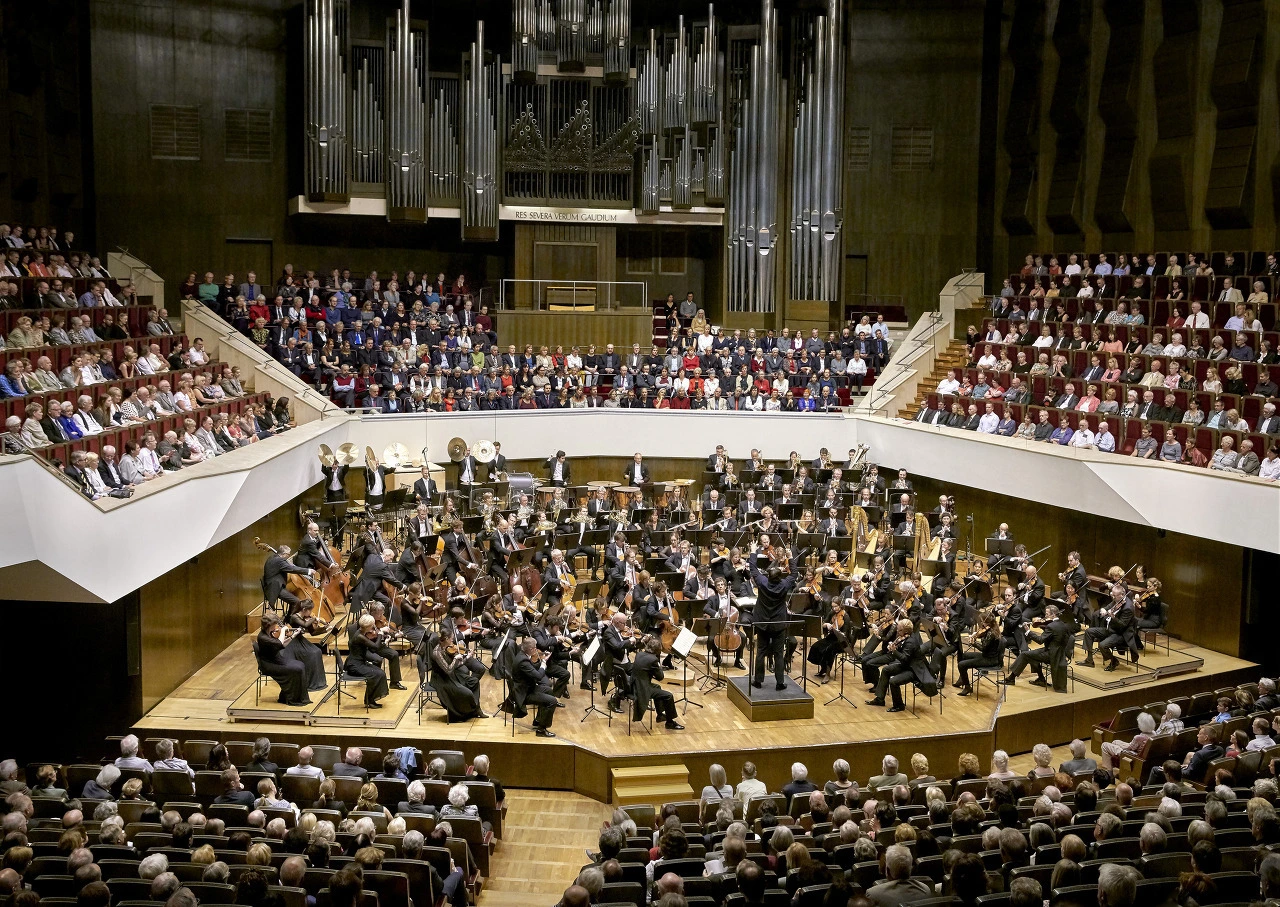 AZhPFH1-EkfUt45WMk2yRQt1XFI