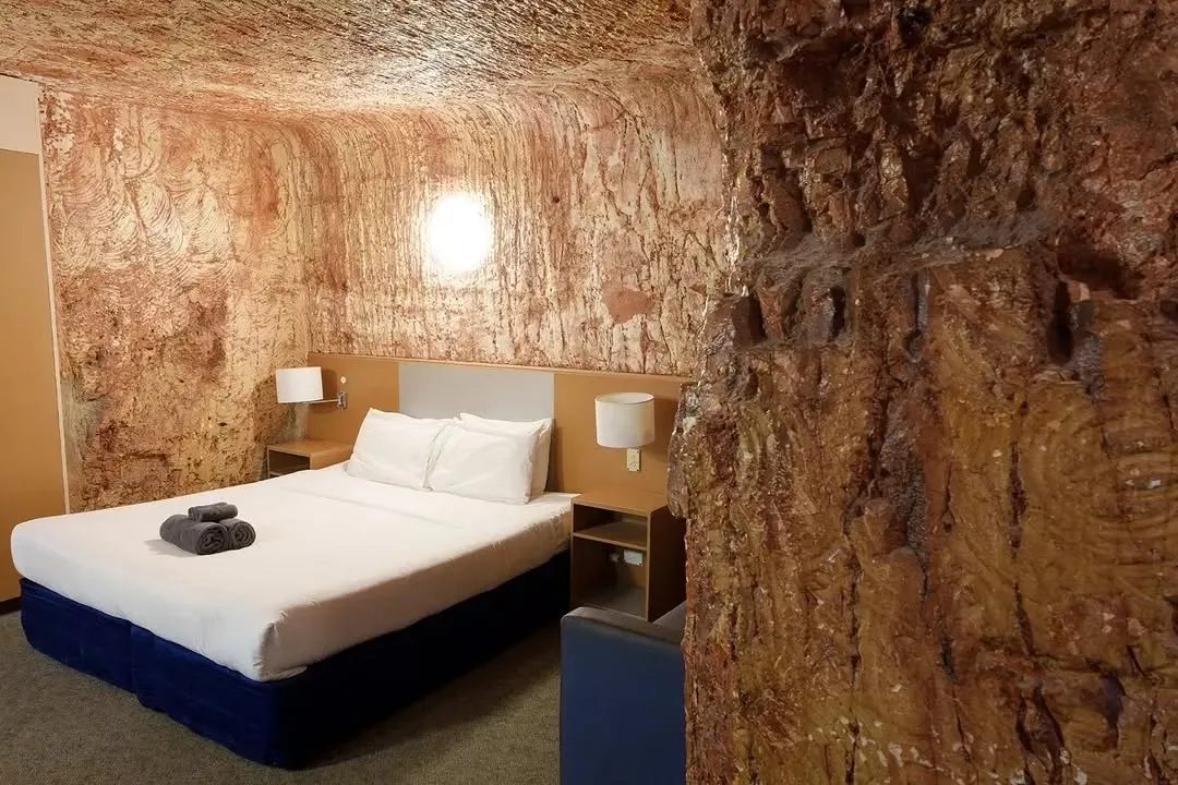 03_desertcavehotel_1767950091601.jpeg
