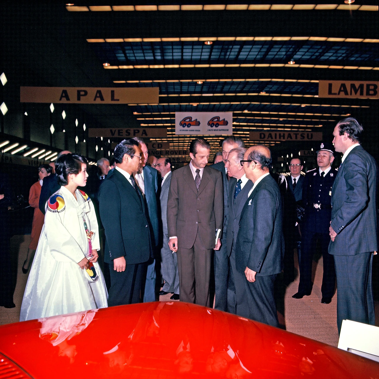 19790106-000029-브뤼셀모터쇼 이경진 벨기에황태자.JPG