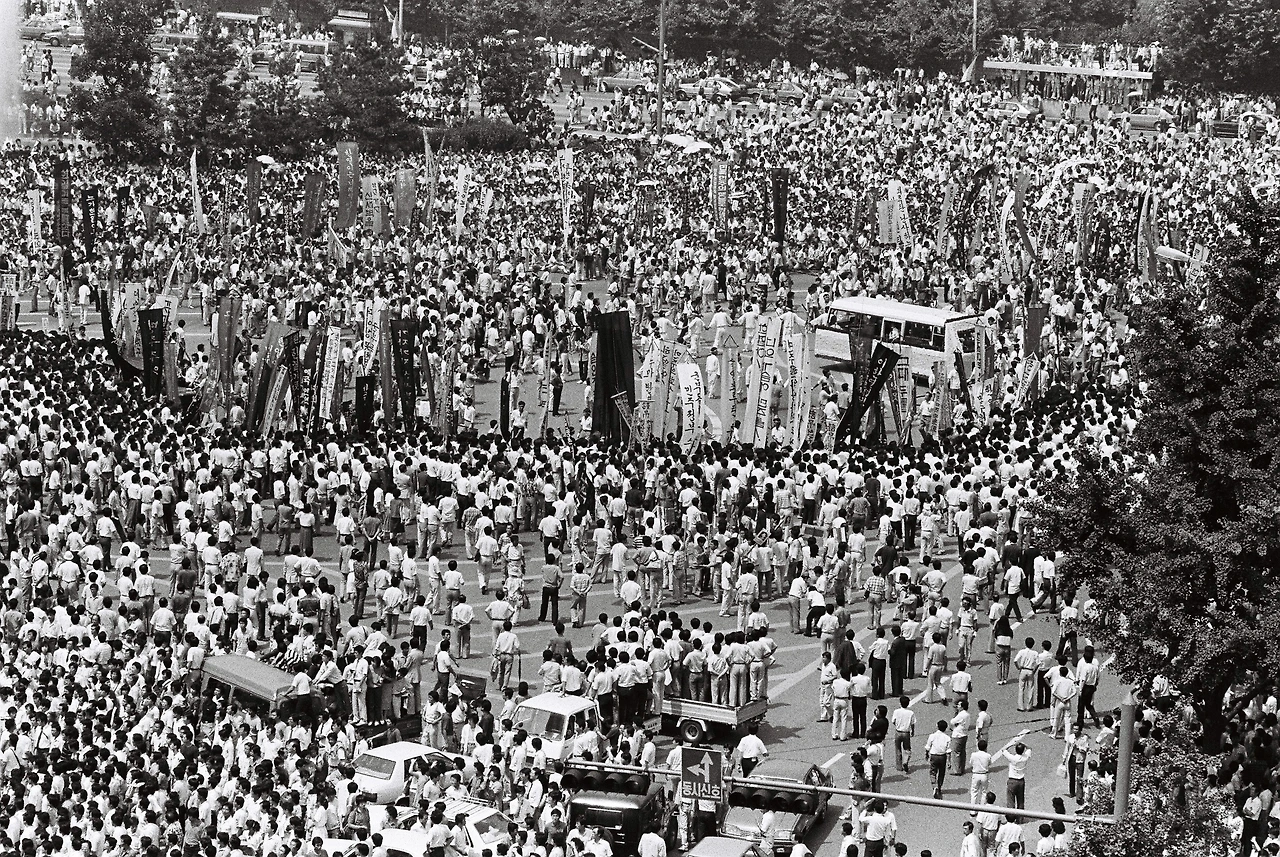 19870709-000021-이한열장례행렬-시청앞.JPG