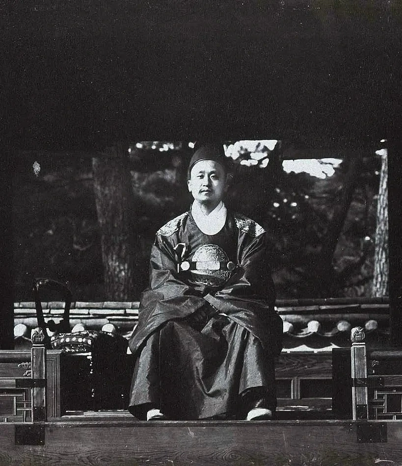 1864.01.21 고종 즉위 (사진은 1884년 창덕궁에서 찍음) 퍼블릭 도메인-다음에서-변환-webp.jpeg