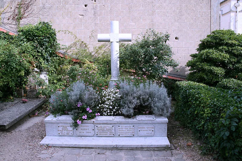 800px-Giverny_-Tombe_Monet_(1).jfif