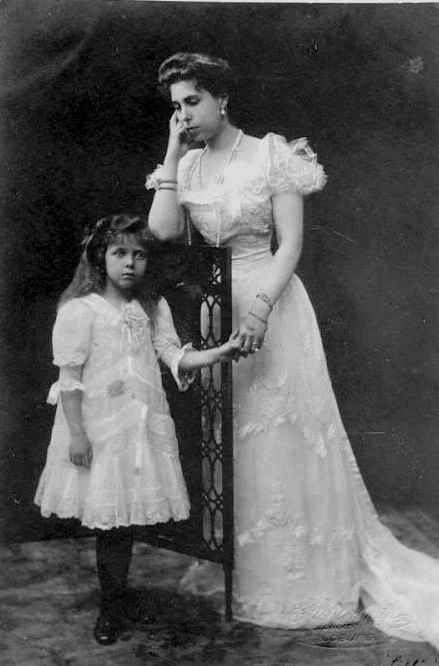 Victoria_Melita_of_Edimburg_and_her_daughter_Elizabeth.jpg