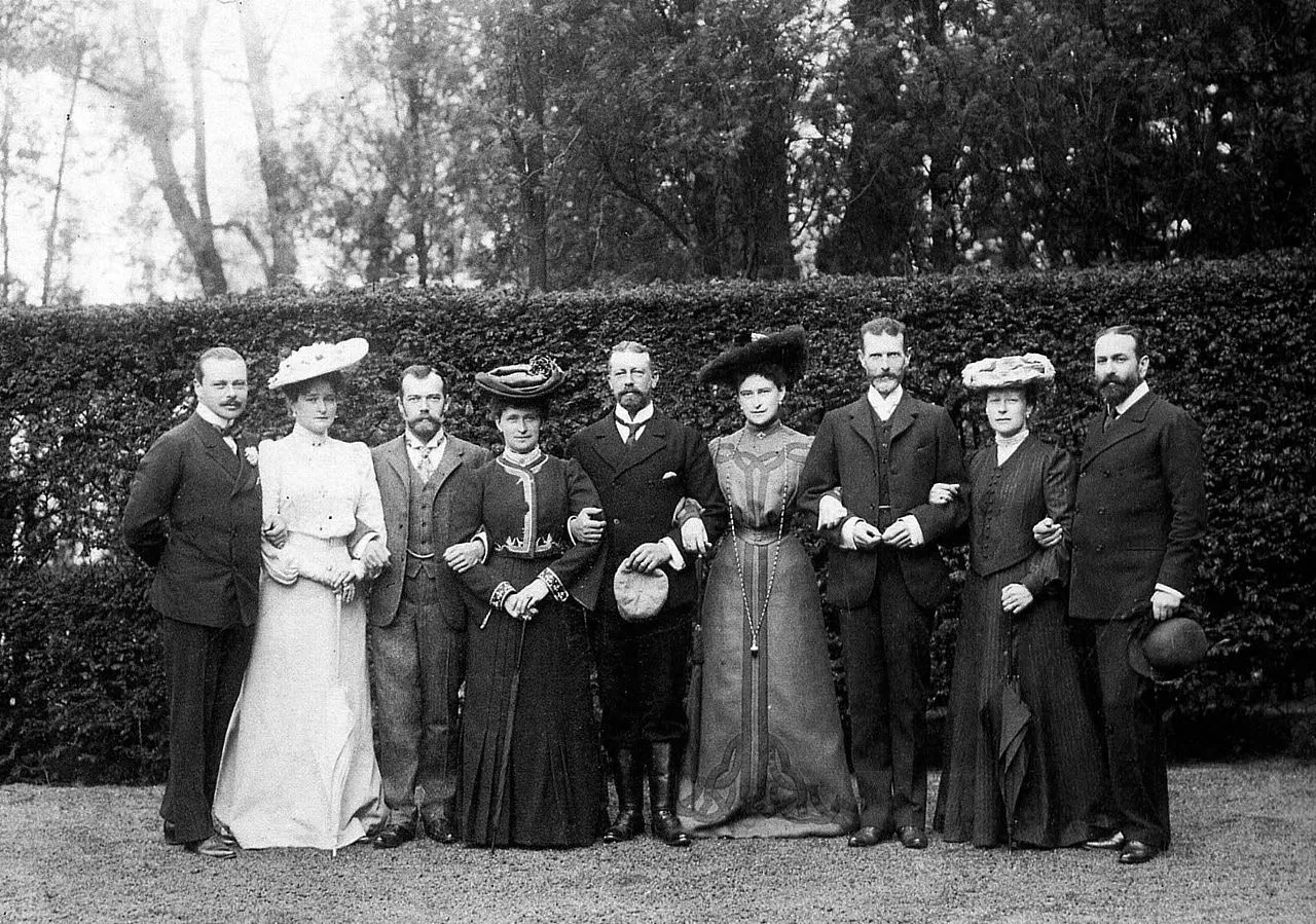 1280px-Grand_Ducal_and_Imperial_family,_Darmstadt_1903.jpg
