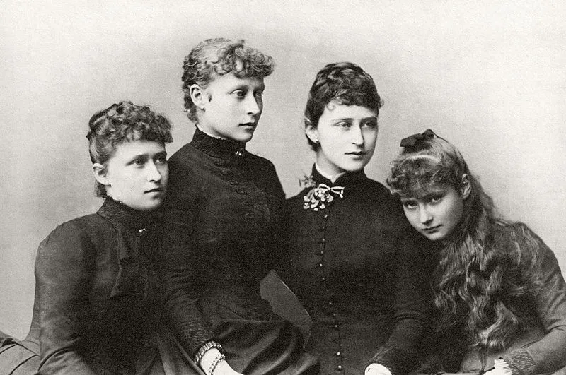 800px-Princesses_Irene,_Victoria,_Elisabeth_and_Alix_of_Hesse_and_by_Rhine.jpg