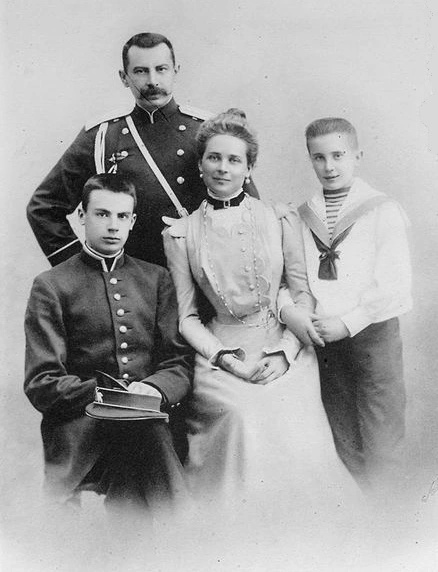 The_Yusupov_family._Prince_Nicholas%2C_Count_Felix_Felixovich_Sumarkov-Elston%2C_Princess_Zinaida_and_Prince_Felix.JPG