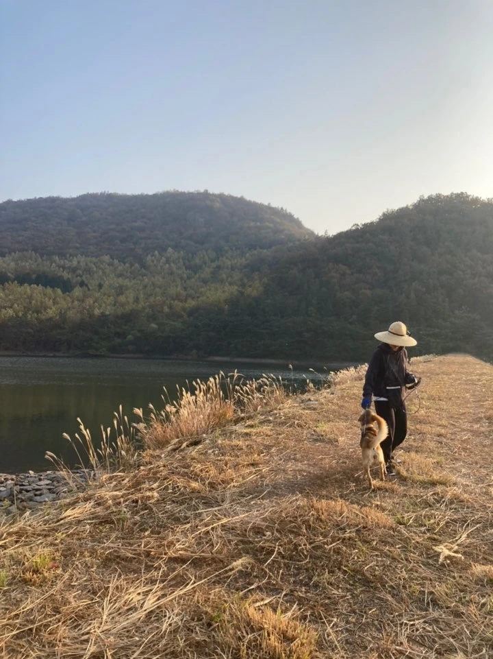 황이와 저수지산책.jpeg