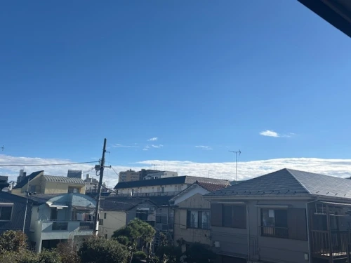 우리집 베란다에서 바라본 파란 하늘.jpeg