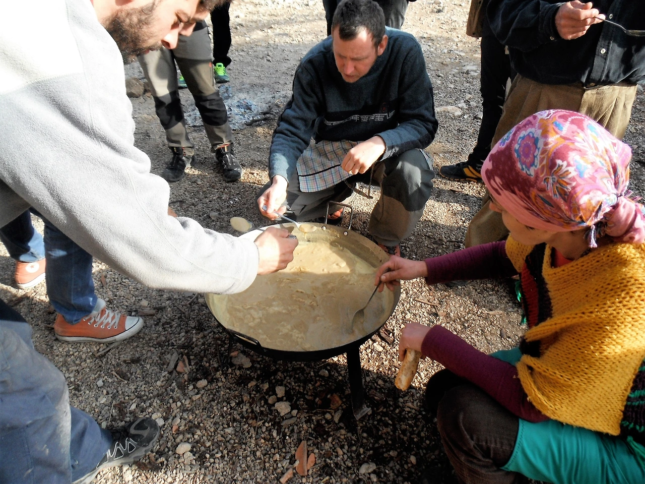 콩국과 비슷한 기름수프를 먹는 사람들.JPG