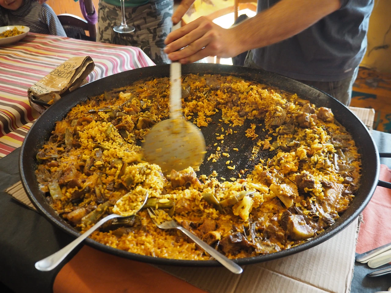 소카라엣을 긁는 현지인.JPG