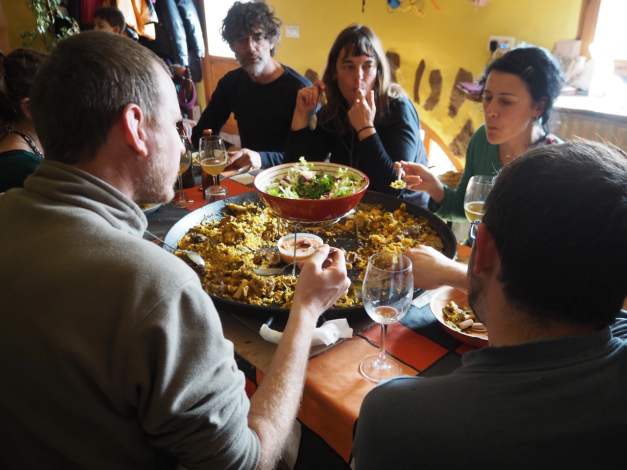 다함께 모여앉아 먹는 파에야.JPG