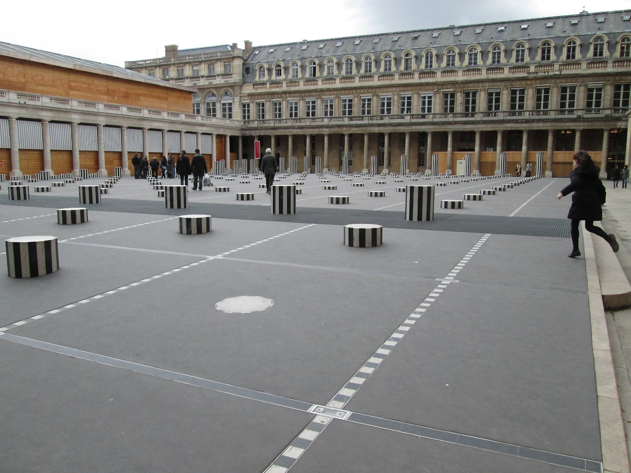 Daniel Buren - les deux plateaux.JPG