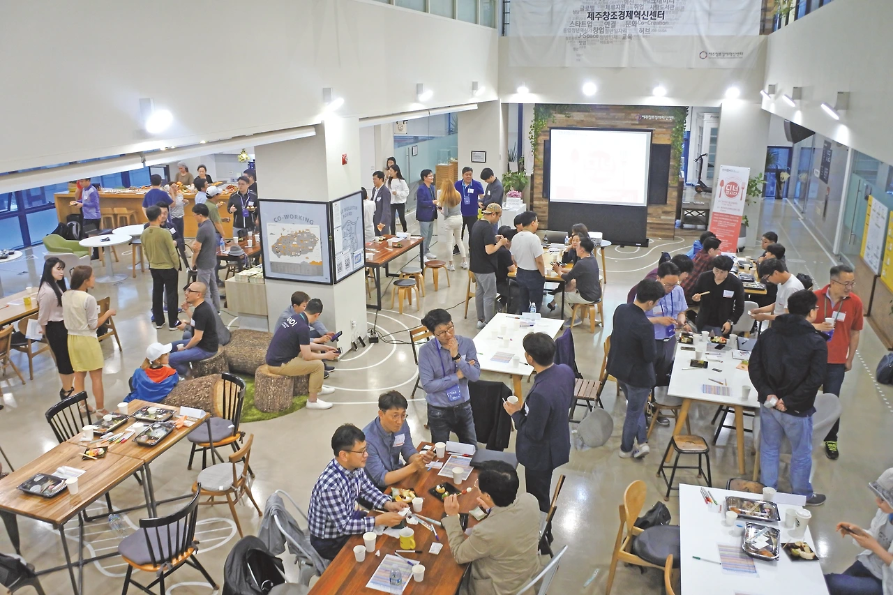 1_ 디너합시다에서 저마다의 네트워킹을 하고 있는 참여자들.JPG