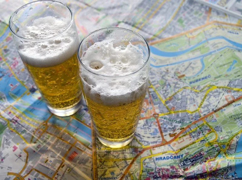 glasses_beer_on_the_map_of_prague.jpg?type=w1200