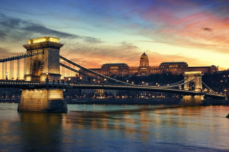 budapest_hungary_szechenyi_chain_bridge_and_royal_palace_0.jpg