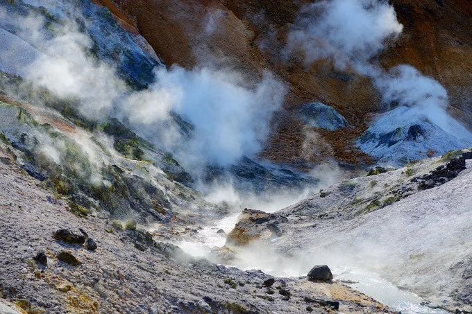 jigokudani_known_in_english_as_hell_valley_is_the_source_of_hot_springs_for_many_local_onsen_spas_in_noboribetsu_hokkaido_japan_shutterstock_118134199_680.jpg?w=680