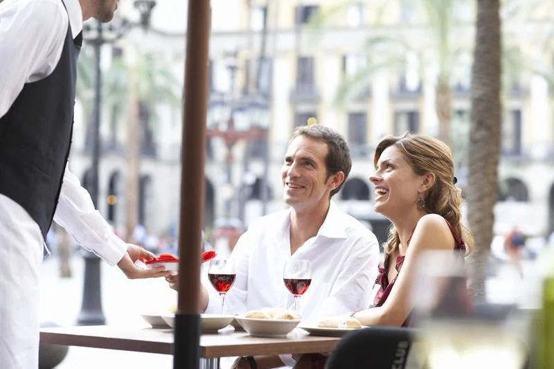 a_couple_smiling_at_the_waiter.jpg?type=w1200