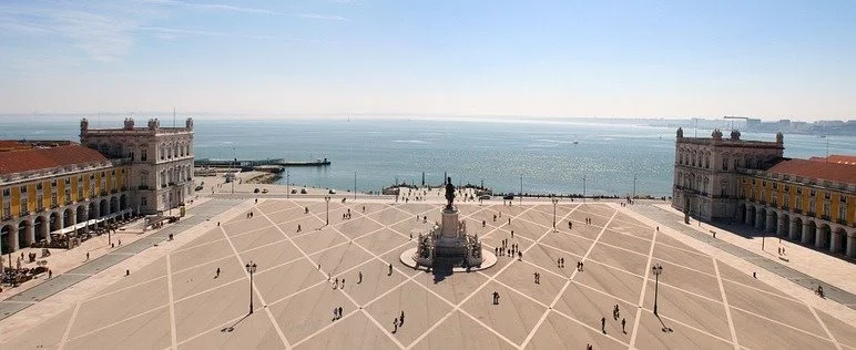 yard-of-the-palace-335041_960_720.jpg?type=w1200