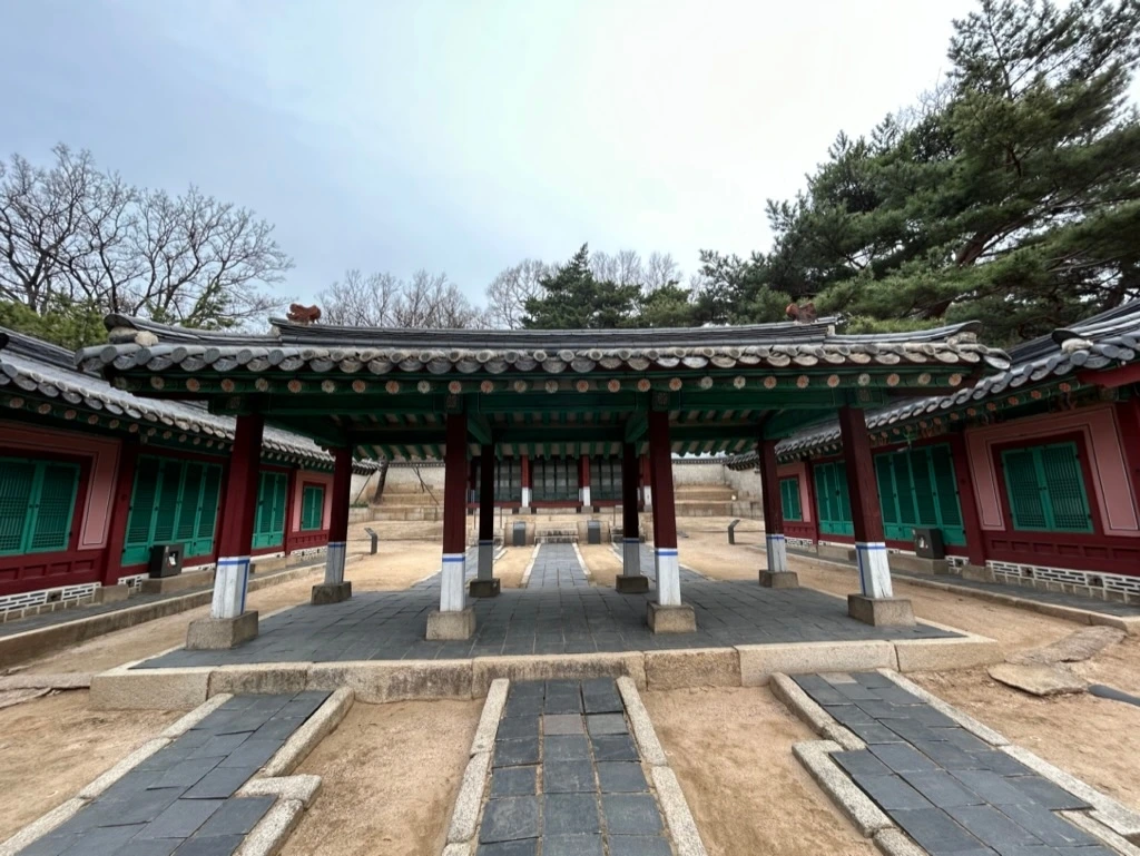 102 칠궁 삼문.jpeg